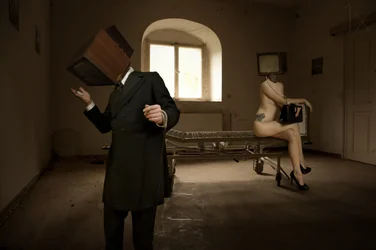 Surrealistische tv-hoofden