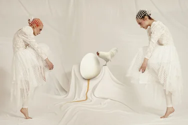 Surrealistische vrouwen en een ei