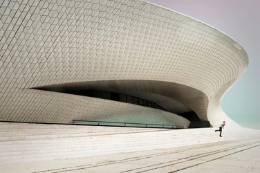 Witte architectonische veegbeweging