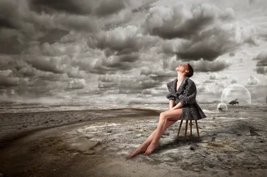 Vrouw in een surrealistische woestenij