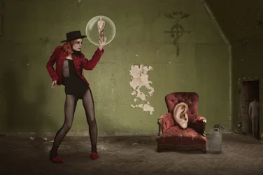De surrealistische bubbel van een vrouw