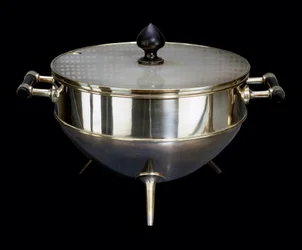 Zilverwerk: zilveren metalen zucht en ebbenhout door Christopher Dresser (1834-1904)