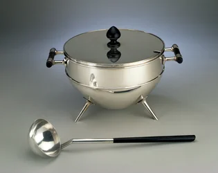 Soepterrine en lepel, vervaardigd door Hukin & Heath, 1880