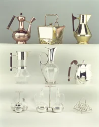 Boven, L-R: Oosterse koffiepot, Benham & Froud; Japanse vierkante theepot met klinknagels, Benham & Froud; Claretkan, Richard Perry, Son & Co.
