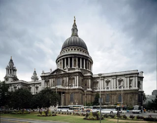 Een uitzicht op de kathedraal van Saint Paul, ontworpen door architect Christopher Wren
