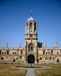 Zicht op de koepel van Christ Church College, ontworpen door architect Christopher Wren (1632-1723), Universiteit van Oxford, Engeland