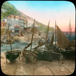 Vissersvloot bij eb, Polperro, Cornwall, eind 19e of begin 20e eeuw