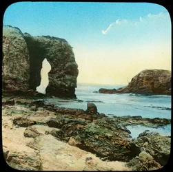 Rotsboog op Perran Beach, Cornwall, laat 19e of begin 20e eeuw