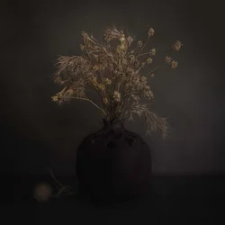 Donker botanisch arrangement