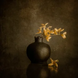 Gouden bloemen in een donkere vaas