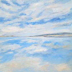Weerspiegeling in de uitgestrekte blauwe lucht