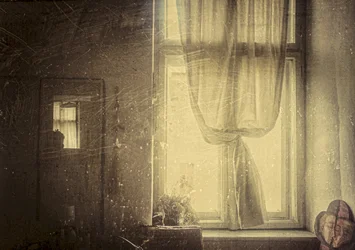 Vintage raam in de zon