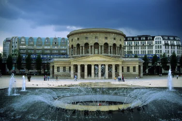 Architectuur: Gezicht op de Rotonde de la Villette (Rotonde Ledoux) (1784-1789), gebouwd door architect Claude Nicolas Ledoux (1736-1806). Parijs, Place de Stalingrad.