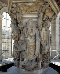 De voet van de Mozesput toont de profeten die de komst van Christus voorspelden (sculptuur)