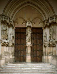 Gezicht op het portaal van het kartuizerklooster van Champmol. Het is versierd met vijf beelden van Claus Sluter (circa 1350 tot circa 1405): de Maagd, de hertog en hertogin van Bourgondië, de heilige Johannes de Doper en de heilige Margaretha. 1386-1401