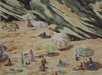 Strand, rotsen en parasols