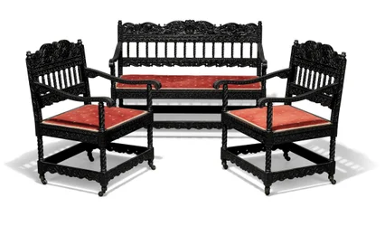 Laat-Victoriaanse gesneden geëboniseerde sofa en paar fauteuils, eind 19e eeuw
