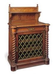 Mid-Victoriaanse gotische gesneden walnoot en messing gemonteerde zijtafel, eind 19e eeuw