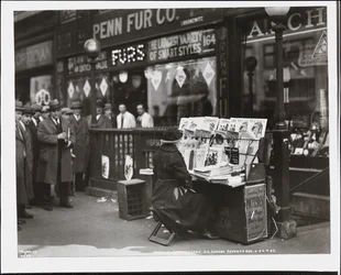 Blinde krantenverkoper, Fannie Lyons, bij haar stand op de zuidoostelijke hoek van 7th Avenue & 34th Street