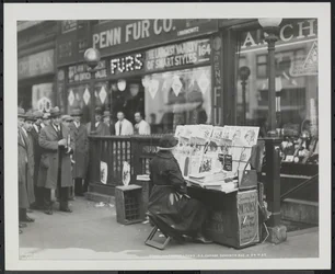 Blinde krantenverkoper, Fannie Lyons, bij haar stand op de zuidoostelijke hoek van 7th Avenue & 34th Street