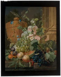 Een stilleven van fruit en bloemen met een terracotta urn op een richel