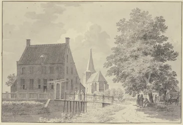 Huis met gracht en loopbrug, op de achtergrond de kerk, rechts een boom waaronder een wagen en verscheidene figuren staan