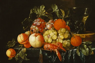 Perziken, sinaasappels, druiven en langoustines op een tinnen bord en een conische roemer op een doos op een gedeeltelijk gedrapeerde richel