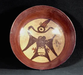 Precolumbiaanse kunst, Nazcabeschaving: terracotta mok versierd met de voorstelling van een vogel. 100 v.Chr.-800 n.Chr. Lima, Nationaal Museum voor Antropologie en Archeologie, Peru