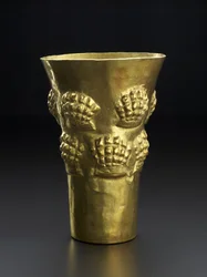 Beker met afbeelding van spondylus, de felrode schelp van een weekdier, 800-1350 AD