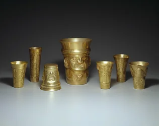 Bekers, 900-1100 (goud)