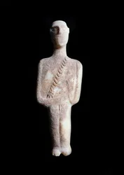 Mannelijk idool, schematische figuur. Witte marmeren sculptuur met oker inleg, 3200-2000 v.Chr.