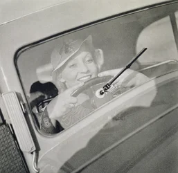Een vrouw die rijdt, jaren 1930