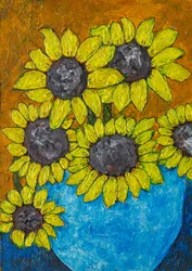Zonnebloemen in een blauwe vaas