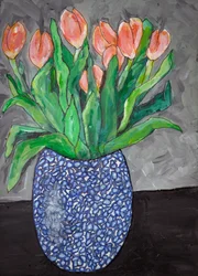 Kleurrijke tulpen in een blauwe vaas
