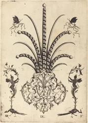 Broche met tafelstenen, vlinders bovenaan en pauwen en Hermes onderaan