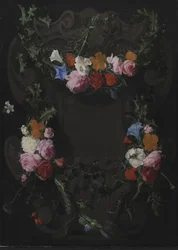 Een stenen cartouche met een bloemenkrans