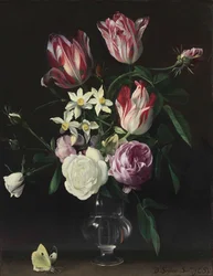 Rozen, tulpen en narcissen in een glazen vaas, met een vlinder, op een richel