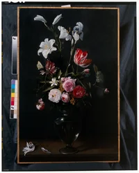 Guirlandes van rozen, tulpen, narcissen en andere bloemen opgehangen aan blauwe linten