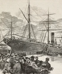 Mensen bij het inschepen van Bersaglieri, korps van het Italiaanse leger, op schip Gottardo, Italiaanse expeditie in de Rode Zee, gravure naar tekening van Dante Paolocci, uit L