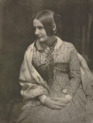 Dame in Gebloemde Jurk