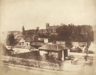 Linlithgow, vanaf het treinstation, met het stadhuis, de St. Michael