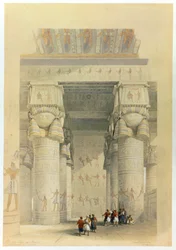 Uitzicht onder het portiek van de Tempel van Denderah, Egypte