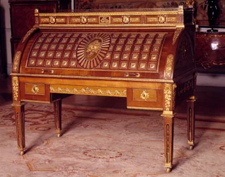 Meubilair van Lodewijk XVI: cilinderbureau uit het meubilair van Catharina II van Rusland (1729-1796), vervaardigd door David Roentgen (1743-1807) rond 1780. Afmetingen 1,28 x 1,45 x 0,75 m. Parijs, Louvre Museum