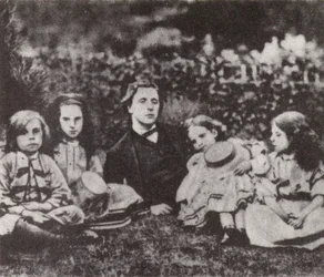 Lewis Carroll met de Macdonald kinderen (z/w foto)