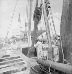 Aan boord van een Indiase kotia type dhow voor anker in Colombo, Ceylon