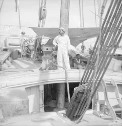 Aan boord van een Indiase kotia type dhow voor anker in Colombo, Ceylon