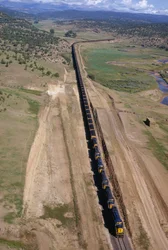 Kilometerlange eenheidstrein van Atchison, Topeka, Santa Fe lijn dondert. Noordelijk New Mexico.