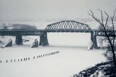 Novosibirsk, Ob-rivier, Siberië, USSR, Studenten steken te voet de bevroren Ob-rivier over in de sneeuw, winter 1976 (foto)