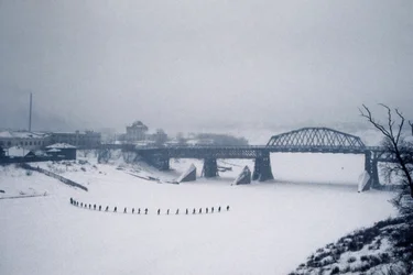 Novosibirsk, Ob-rivier, Siberië, USSR, Studenten steken te voet de bevroren Ob-rivier over in de sneeuw, winter 1976 (foto)