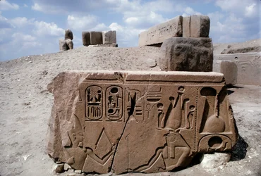 Tanis Egypte, tekeningen op stenen ruïne in de oude stad Tanis met hiërogliefen
